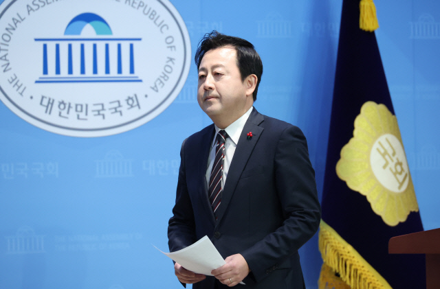 김용남 전 국민의힘 의원이 12일 국회에서 탈당 및 개혁신당 합류 기자회견을 하고 있다. 연합뉴스